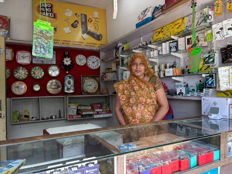 स्व-सहायता समूह से जुड़कर उषा सोलंकी ने संवारा स्वरोजगार का रास्ता घड़ी और मोबाइल रिपेयरिंग की दुकान से बढ़ी…
