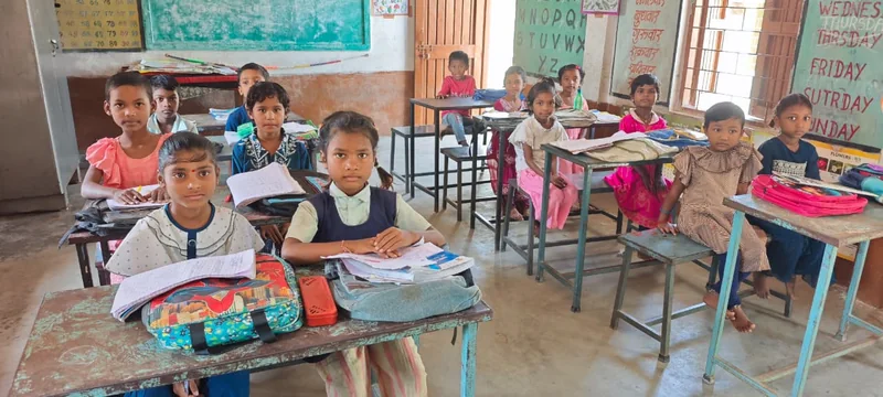 शिक्षा संजीवनी अभियान: शासकीय स्कूलों को डेस्क- बेंच, सीलिंग फैन, टेबल किए भेंट