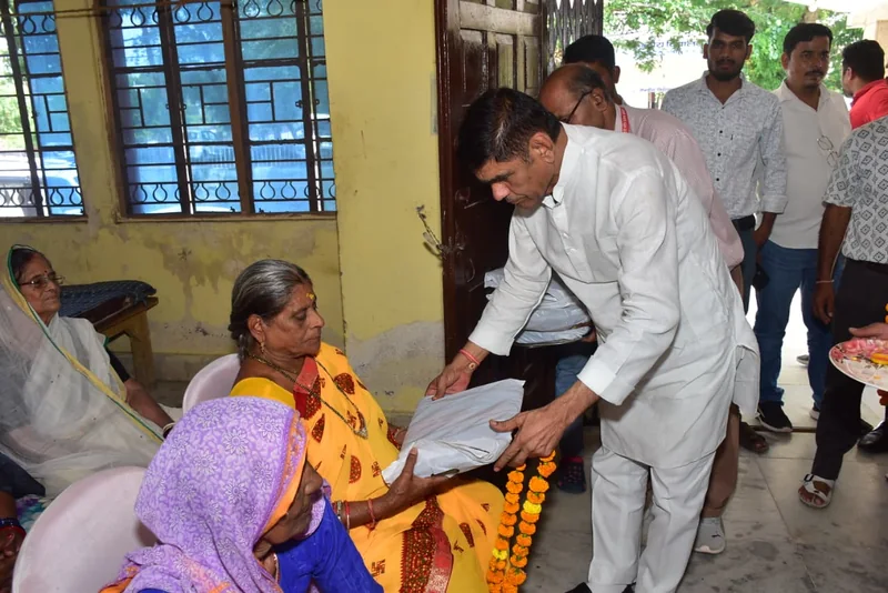 विधायक श्री चतुर्वेदी की उपस्थिति में अंतर्राष्ट्रीय वरिष्ठ नागरिक दिवस पर स्वास्थ्य परीक्षण शिविर आयोजित