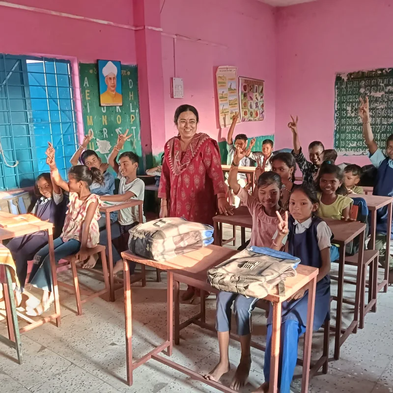 शिक्षा संजीवनी अभियान: शासकीय प्राथमिक शाला अर्जुन नगर में डेस्क-बेंच वितरण